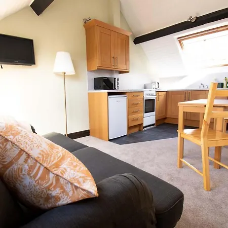 Long Byres Apartment *